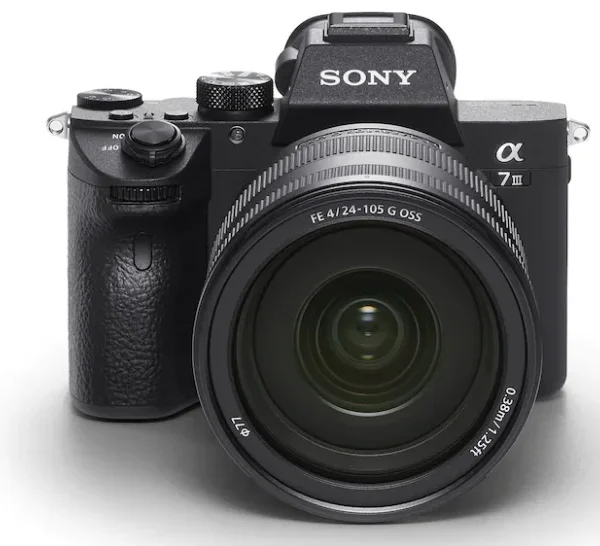 Cámara Sony a7 III Sin Espejo con lente 28-70mm y kit de accesorios